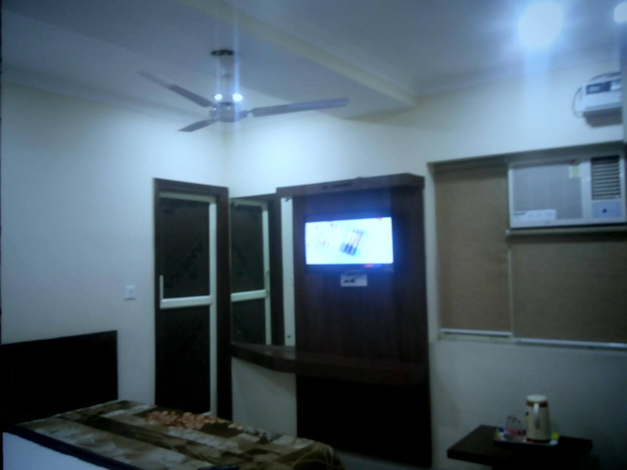Hotel Pink City @ Opposite New Delhi Railway Station Paharganj Exterior photo